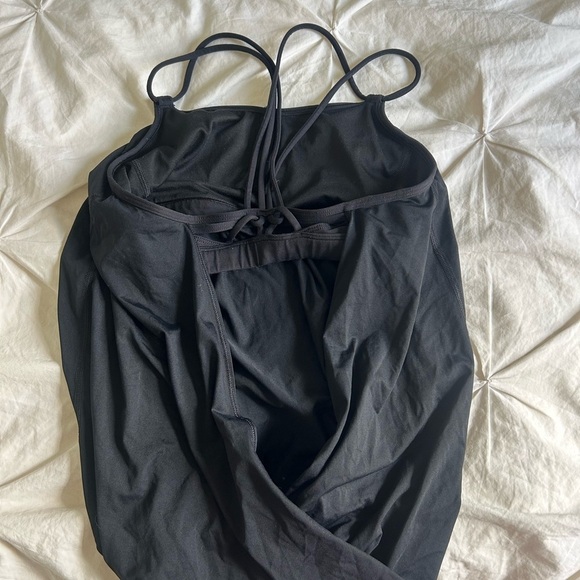 Lululemon Open back Size 6 Black Women's Top - Picture 2 of 4